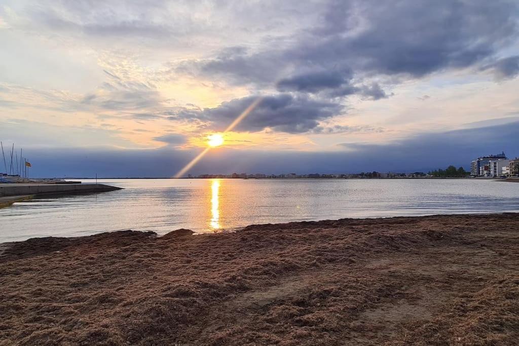Sunsetmare Vacational Apartment โรเซส ภายนอก รูปภาพ